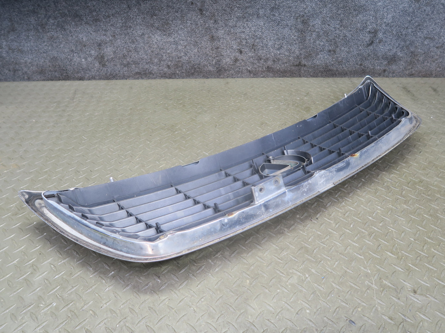 04-06 Lexus UCF30L LS430 Front Upper Hood Chrome Grille w Emblem OEM