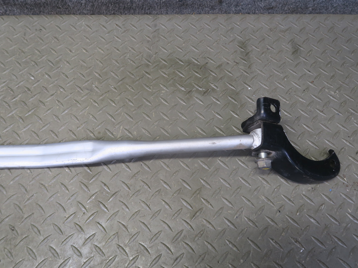 95-97 Nissan Gloria HY33 3.0L AT Front Strut Tower Bar Brace OEM