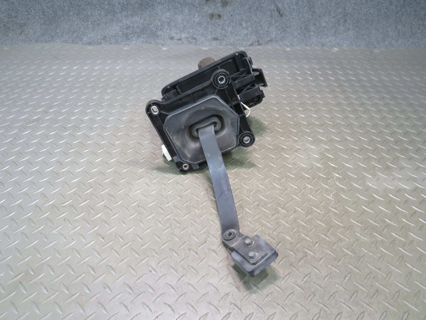 95-97 Nissan Gloria HY33 A/T Automatic Transmission Gear Shifter w Trim OEM