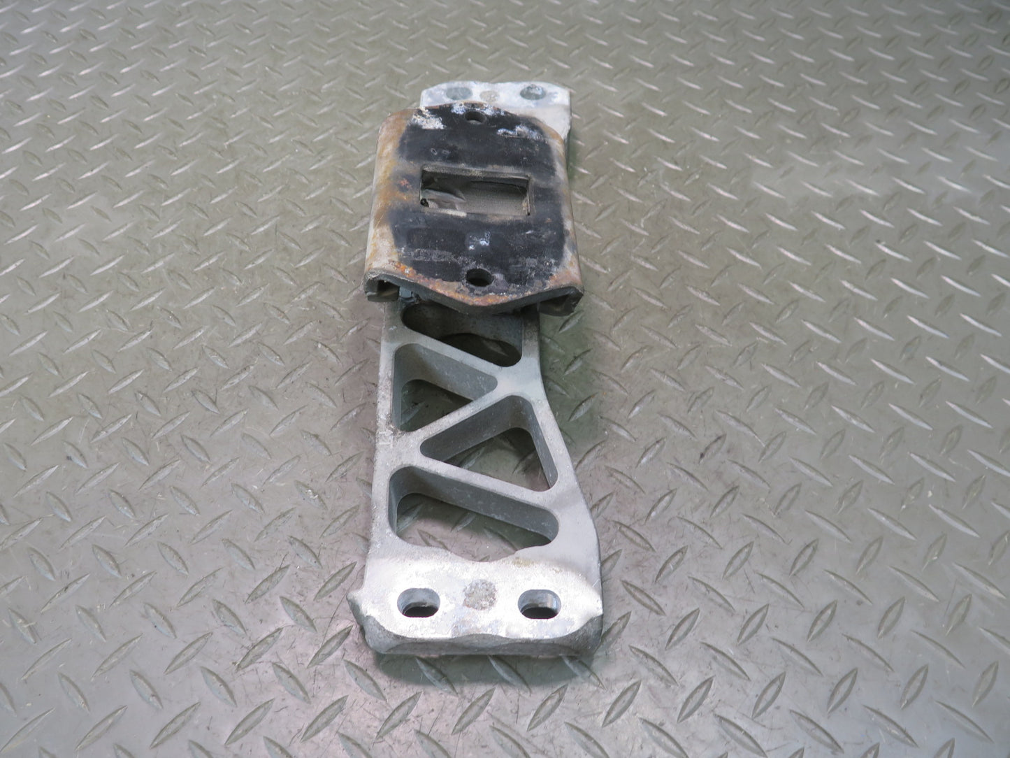 95-97 Nissan Gloria HY33 VQ30DET A/T Transmission Mount Bracket Support OEM