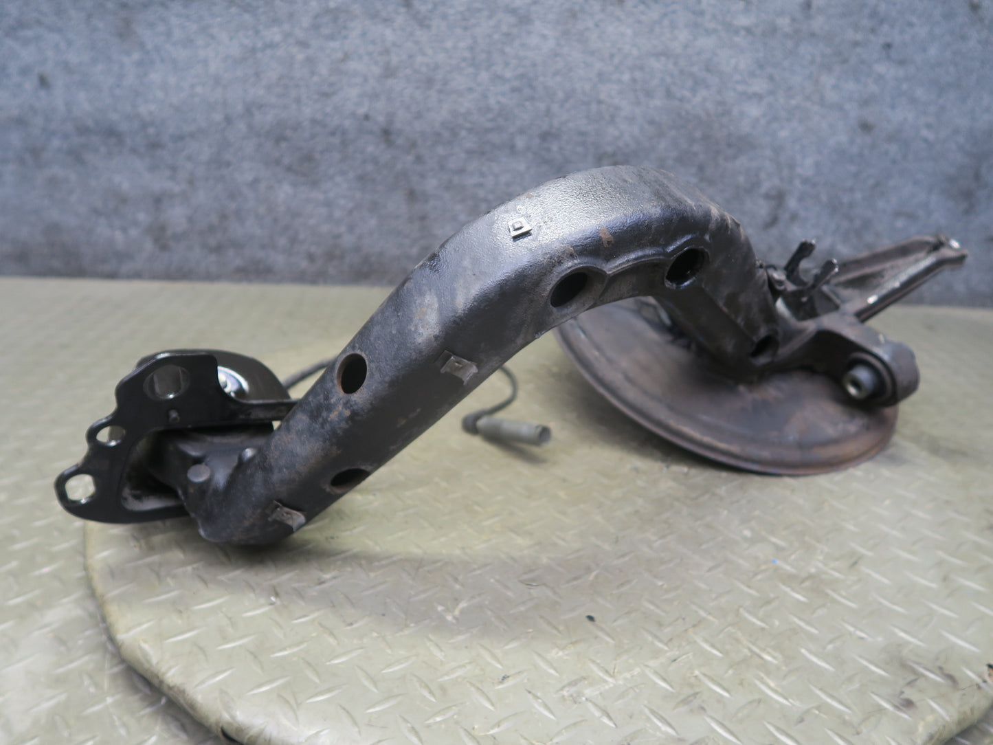 01-06 BMW E46 330ci RWD Rear Right Knuckle Wheel Hub Trailing Arm 119K Miles OEM