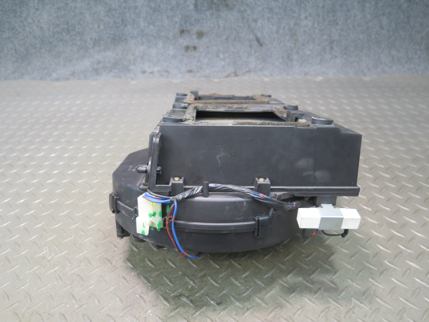 95-97 Nissan Gloria HY33 VIP Rear Air Purifier Assembly 79190-4P000 OEM
