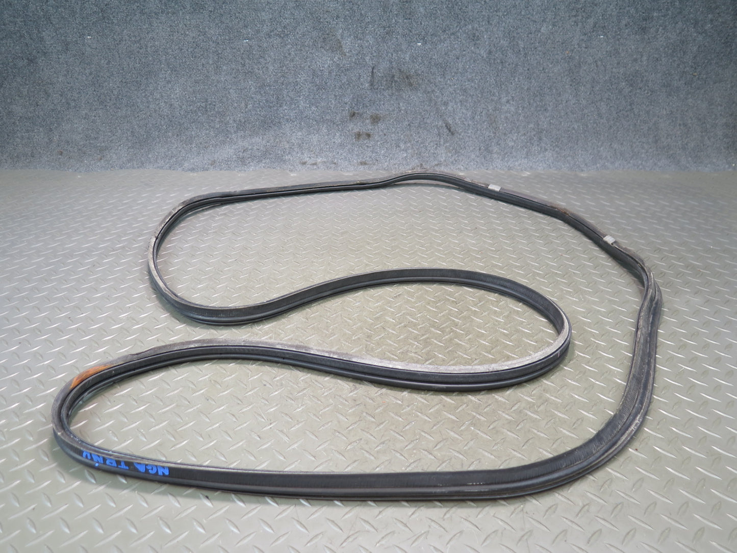 95-97 Nissan Gloria HY33 Rear Trunk Lid Weatherstrip Rubber Seal Gasket OEM