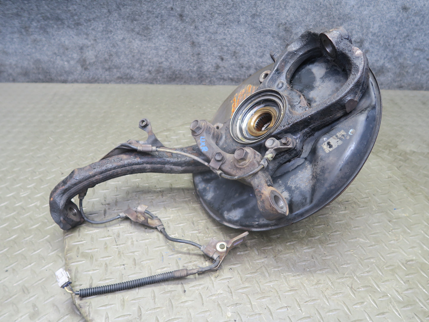 2003-2007 Lexus J100 LX470 Front Right Pass Side Spindle Knuckle Wheel Hub