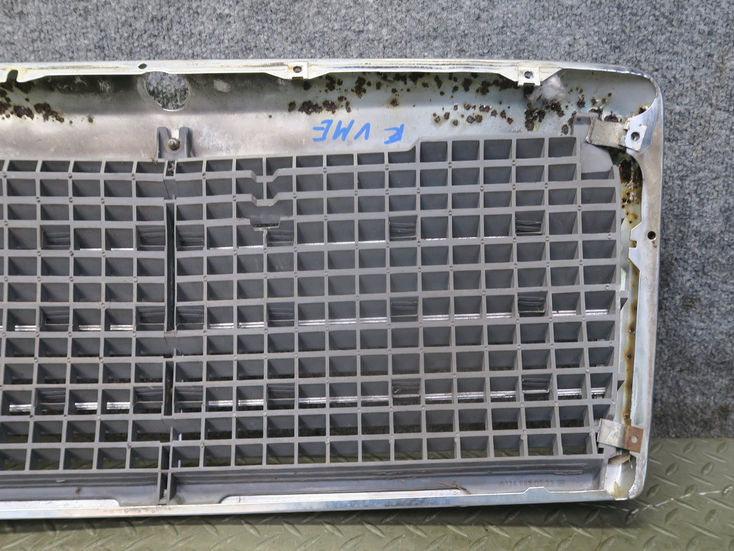 86-93 Mercedes W124 300E Front Hood Radiator Grille OEM