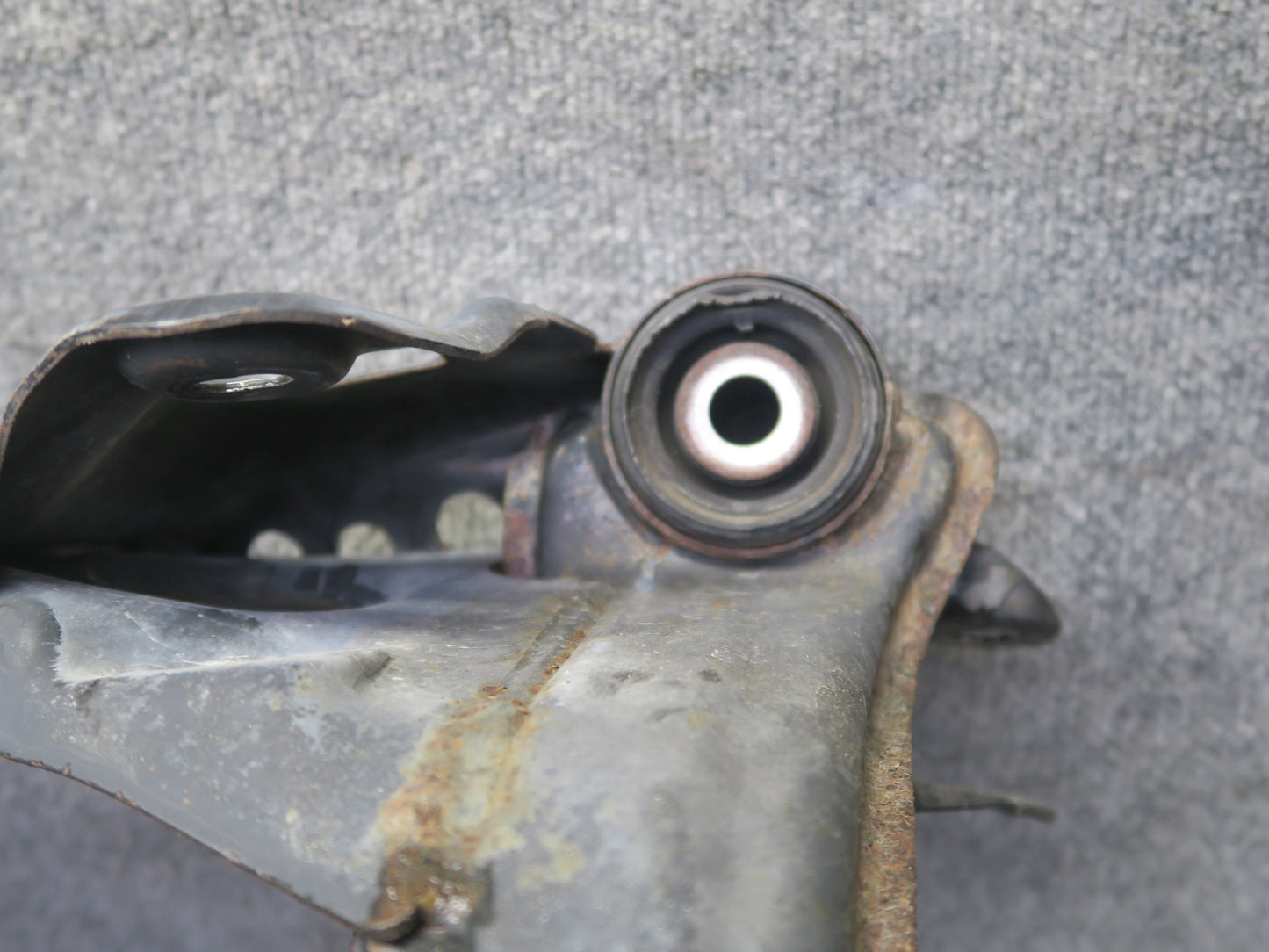 95-97 Nissan Gloria HY33 AT Rear Crossmember Subframe Bracket 60K Miles OEM