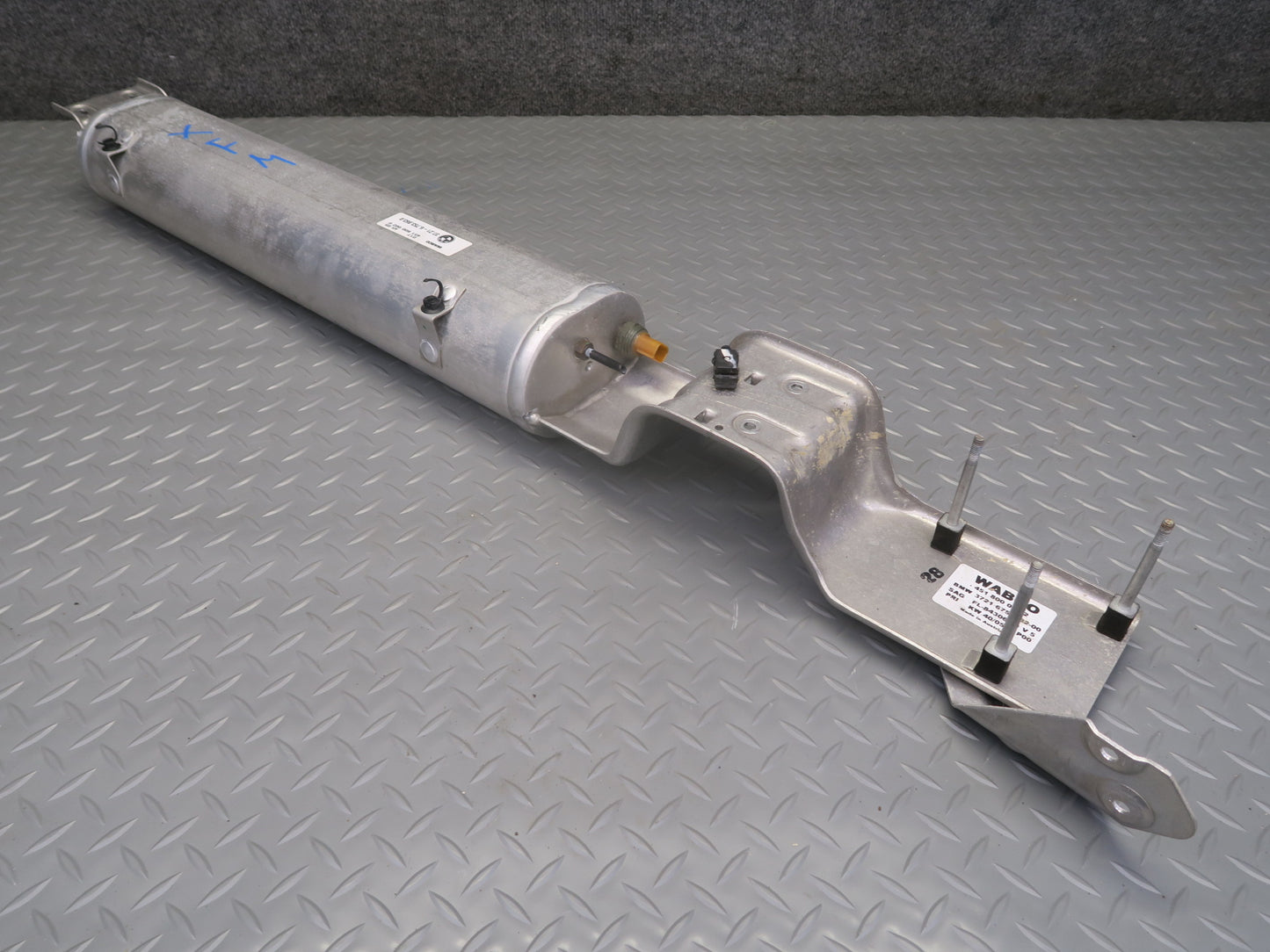 02-06 BMW E53 X5 Air Suspension Pressure Accumulator 6754482 OEM