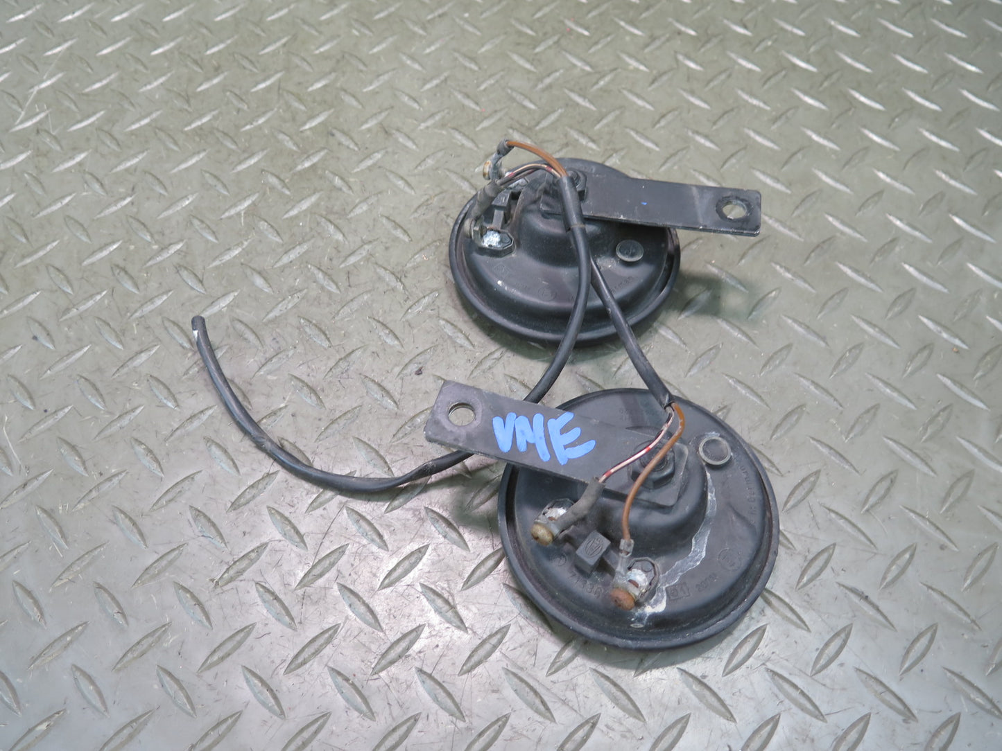 86-93 Mercedes W124 300E Set of 2 High & Low Tone Note Horn Pitch Signal OEM