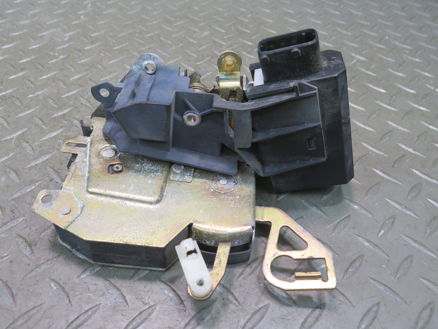 96-02 BMW E36/7 Z3 Left Driver Door Lock Latch Actuator 8397731 OEM