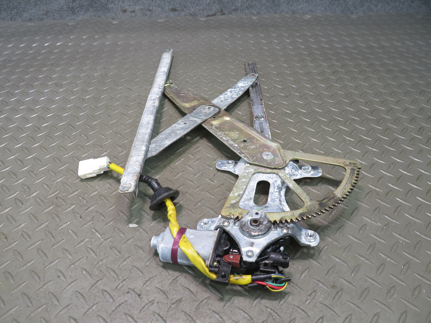 98-05 Lexus GS300 GS400 GS430 Front Left Door Window Regulator w Motor OEM