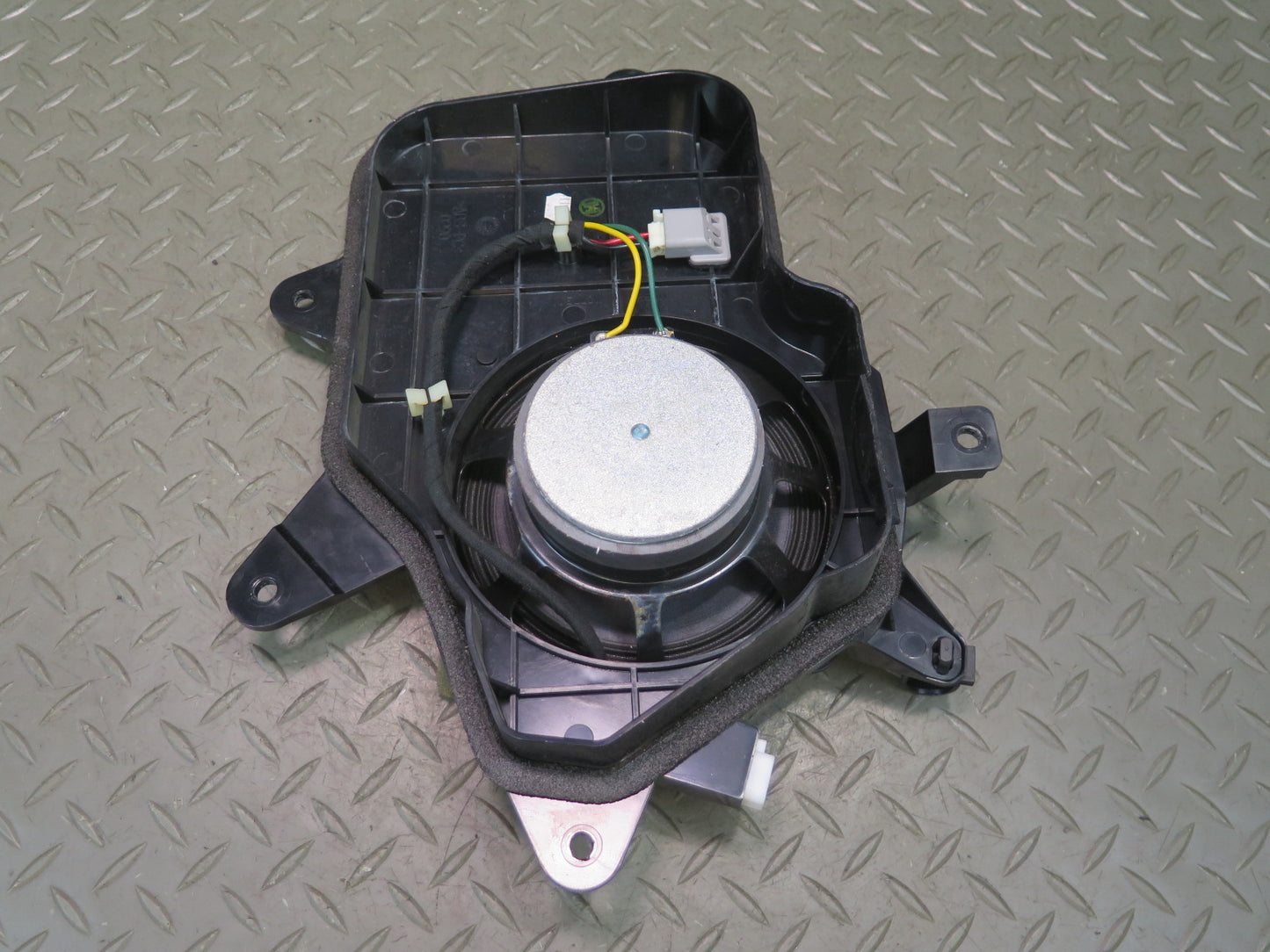 01-05 Lexus UZS160 GS300 GS430 Set of 2 Mark Levinson Front Door Speaker OEM