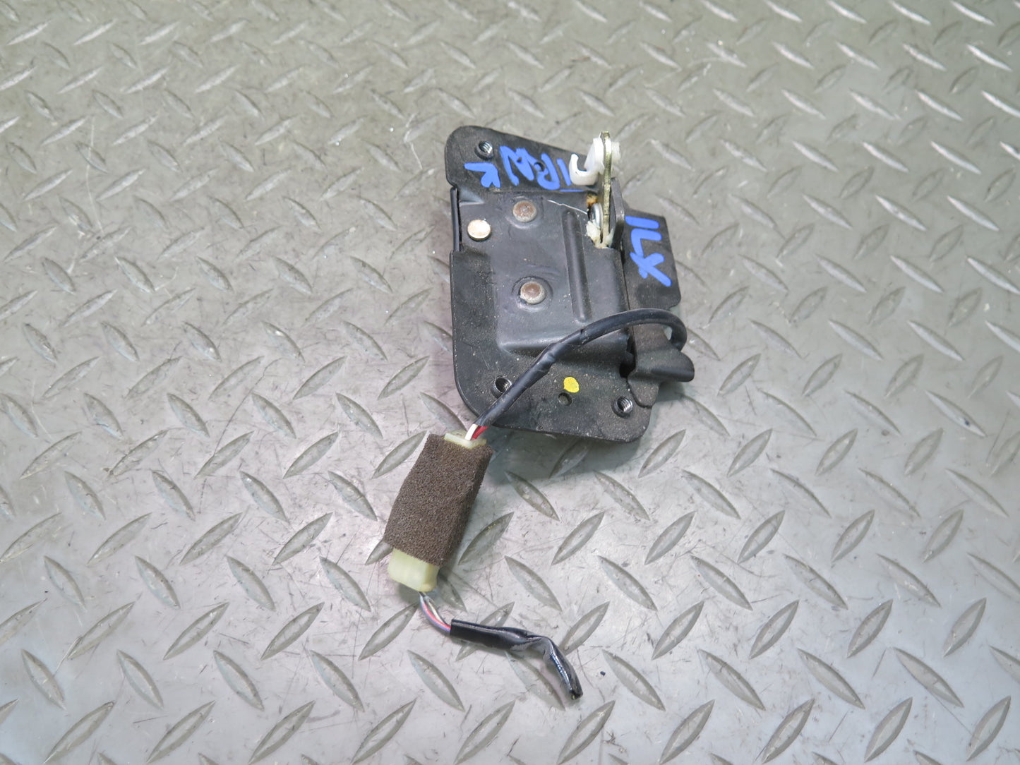 1998-2002 Lexus UZJ100L LX470 Rear Trunk Lid Liftgate Tailgate Upper Lock Latch