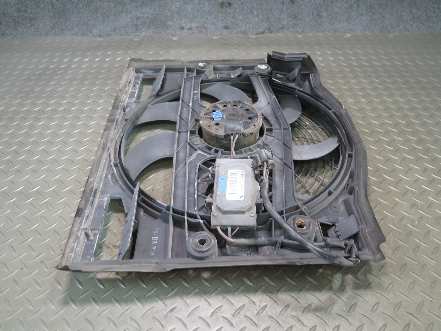 01-06 BMW E46 330i 330Ci M54 A/T Engine Cooling Fan Motor Shroud OEM