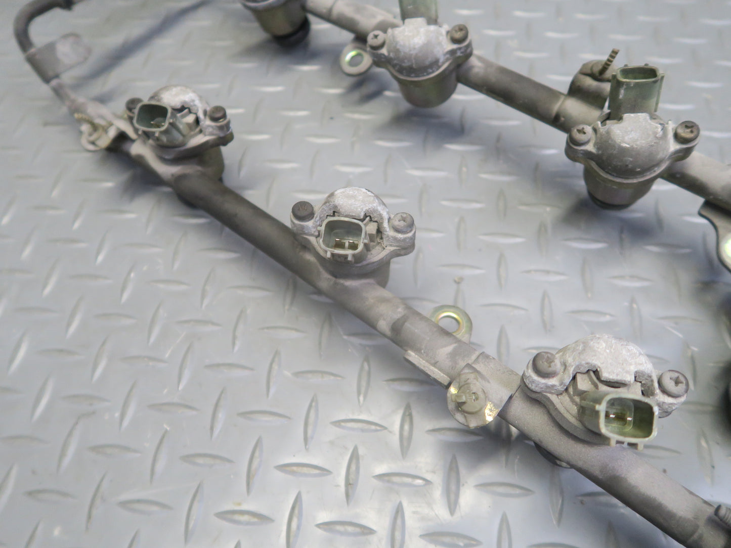 95-97 Nissan Gloria VQ30DET Turbo Fuel Rail Injector Set w Hose Assembly OEM