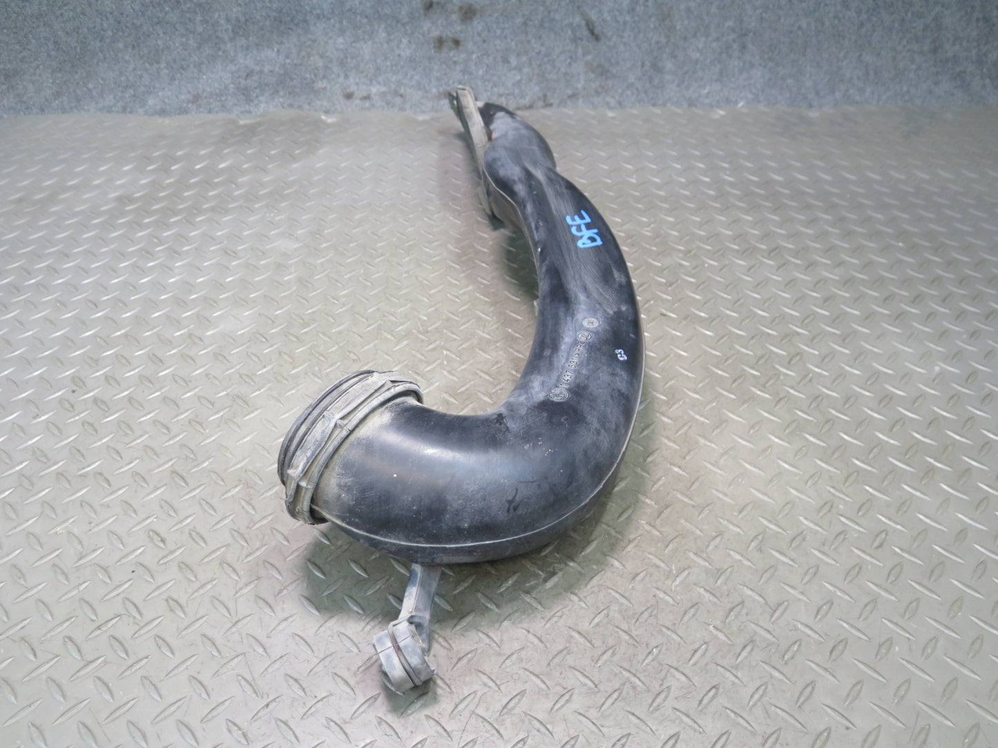 97-03 BMW E39 540ia 4.4L M62 Air Filter Box Intake Air Duct 1437631 OEM