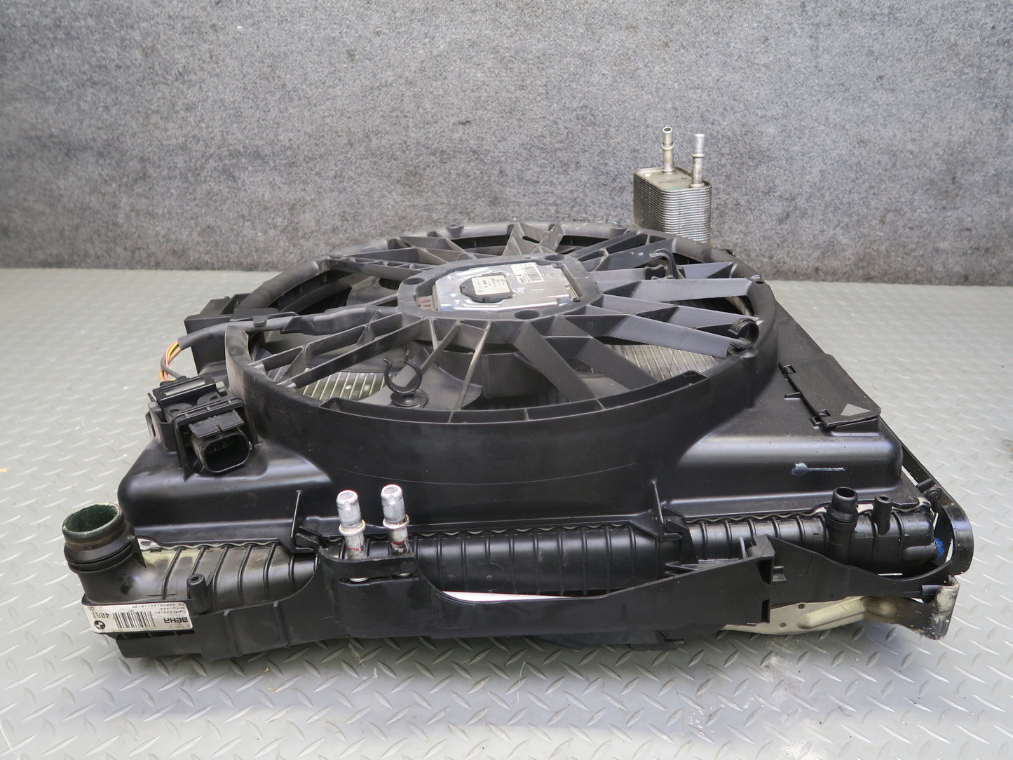 04-06 BMW E53 X5 4.8L N62 Radiator A/C Condenser Oil Cooler Fan Shroud Assembly