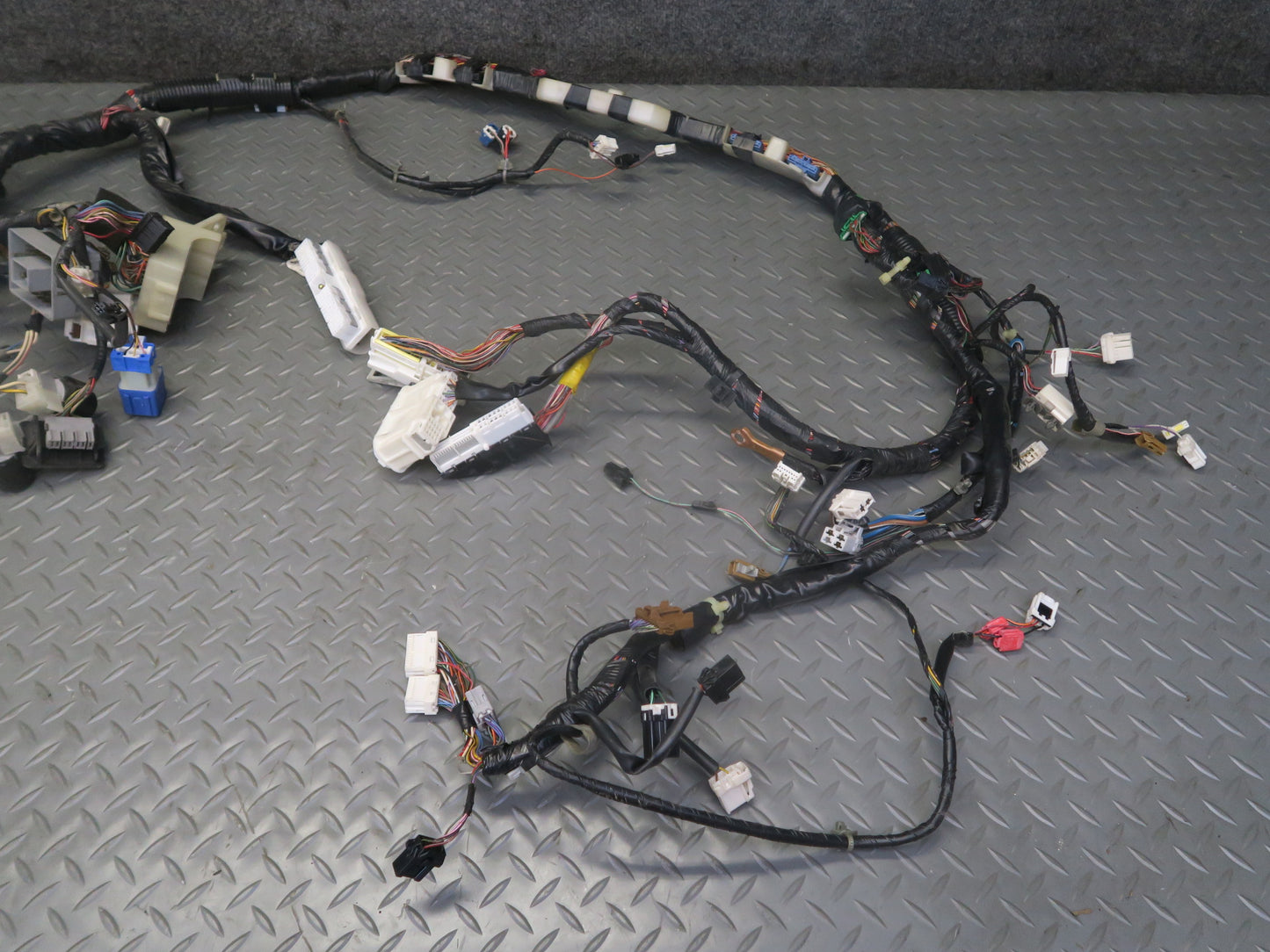 95-97 Nissan Gloria HY33 VQ30DET Under Dash Wire Wiring Harness 24010-4P002 OEM