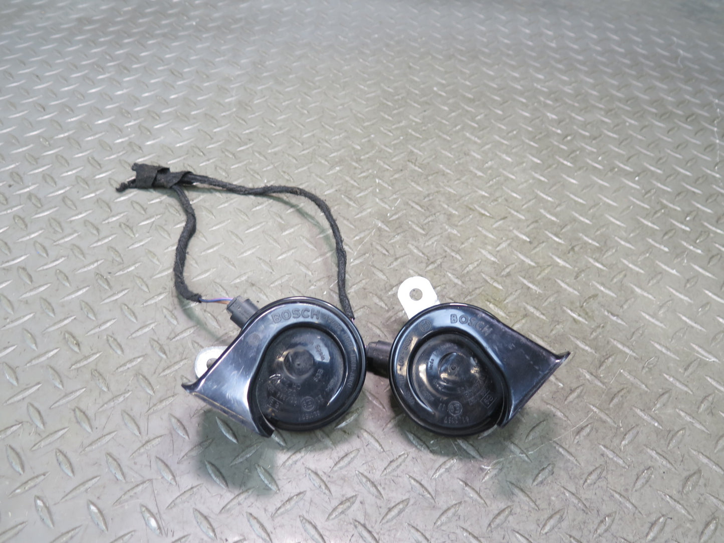 97-03 BMW E39 540ia Set of 2 High & Low Tone Note Horn Pitch Signal OEM