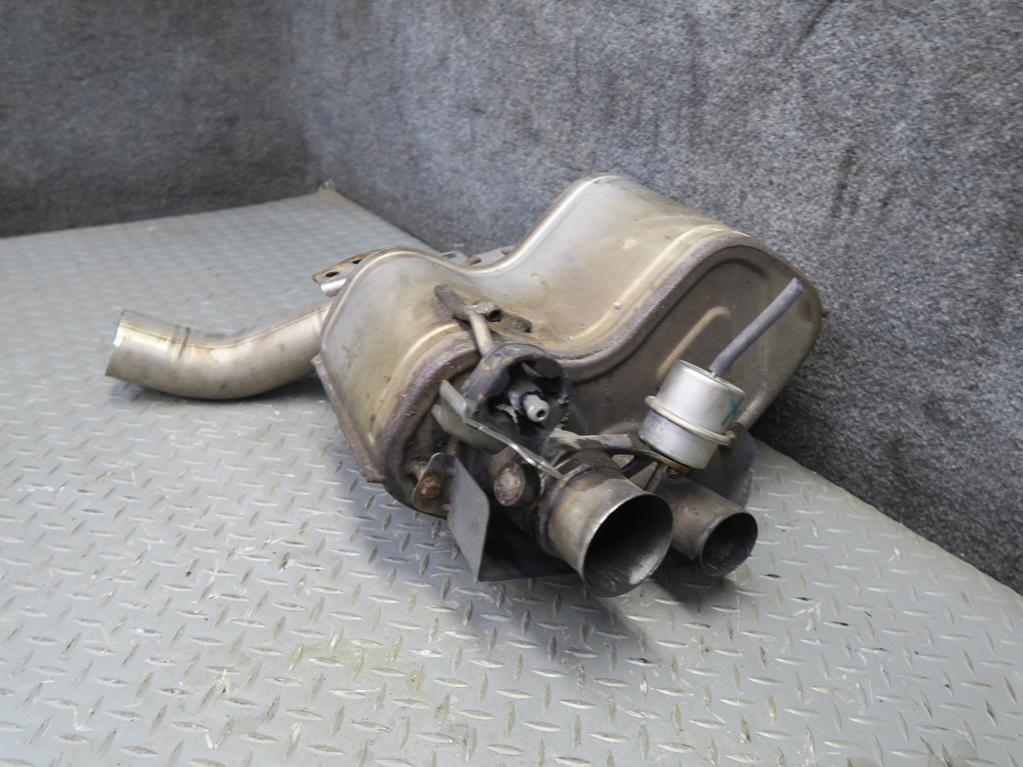 2017-2020 Maserati Levante M161 3.0L Rear Right Exhaust Muffler 670101611