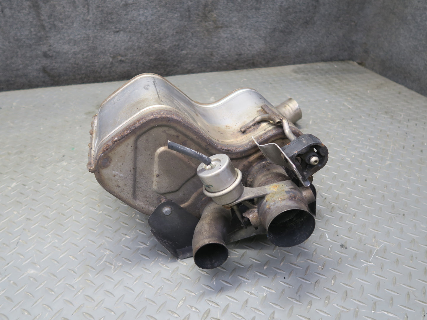 2017-2020 Maserati Levante M161 3.0L Rear Left Exhaust Muffler 670101612