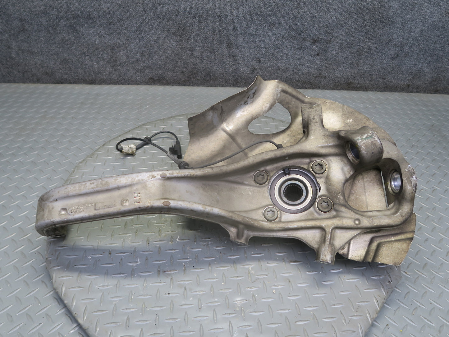 2018-2019 Alfa Romeo Stelvio 2.0L AWD Front Left Spindle Knuckle Wheel Hub