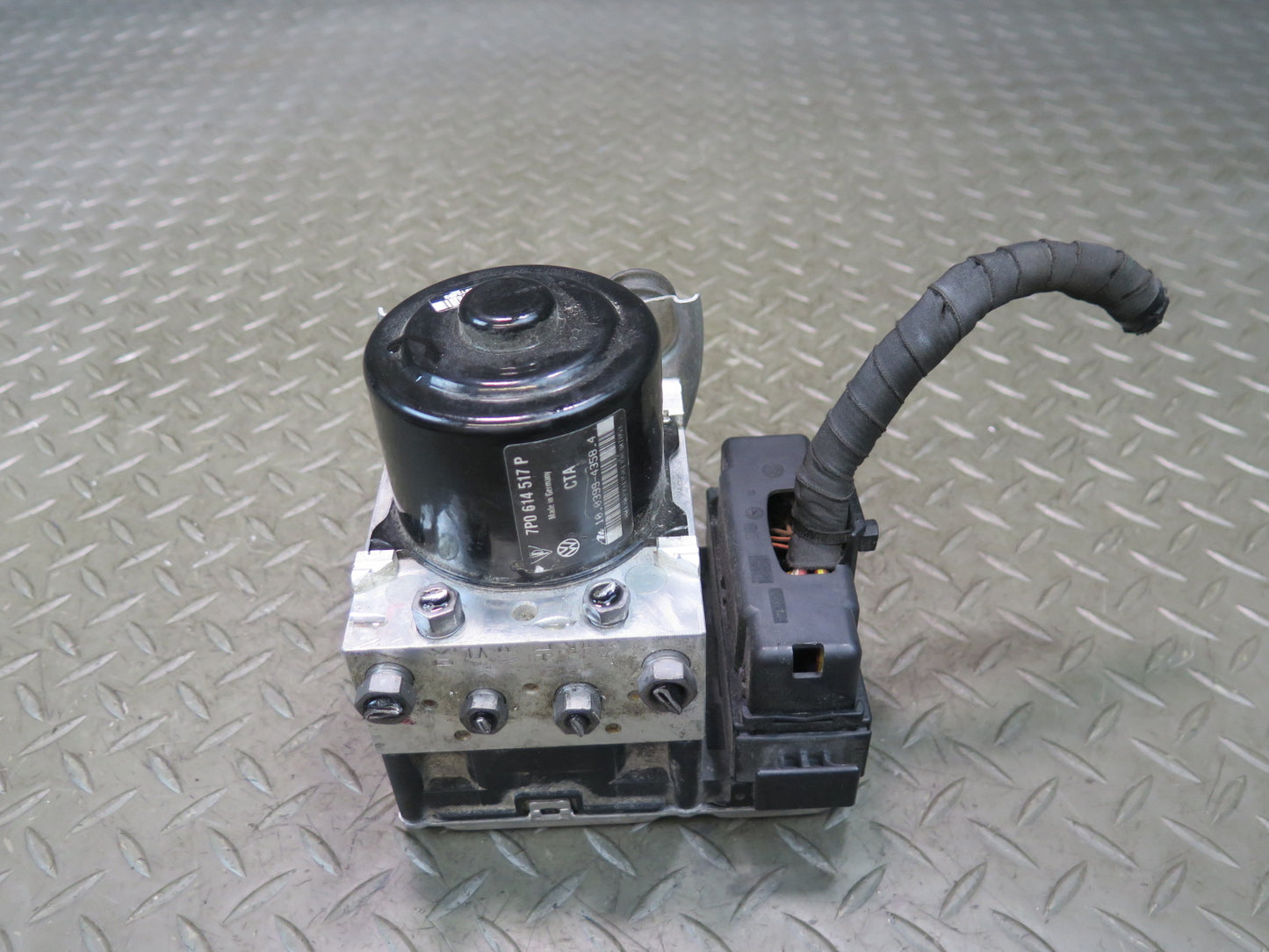 2013-2014 Porsche Cayenne 958 Anti Lock Brake ABS Pump Module Unit