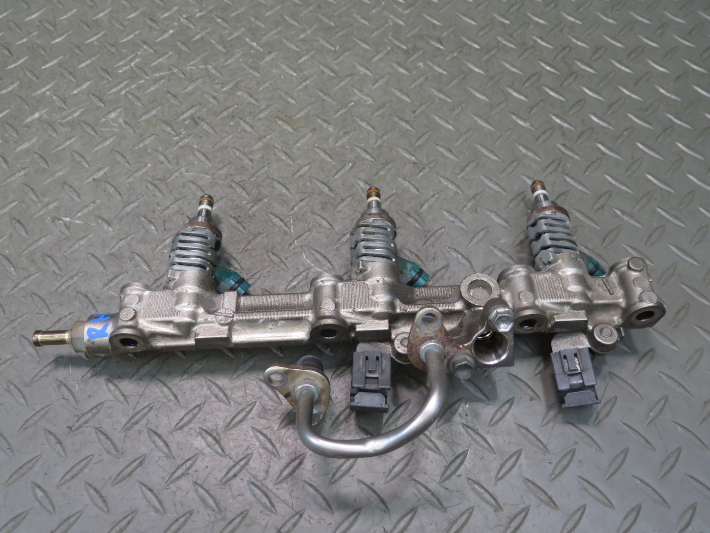 06-13 Lexus GSE20L IS250C Left Side Fuel Rail w Injector Set 90K Miles OEM
