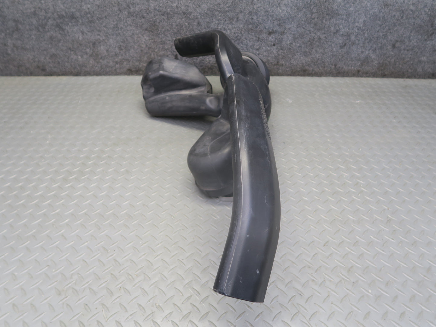 2003-2007 Hummer H2 6.0L Air Intake Cleaner Box Resonator Tube Pipe 15059739