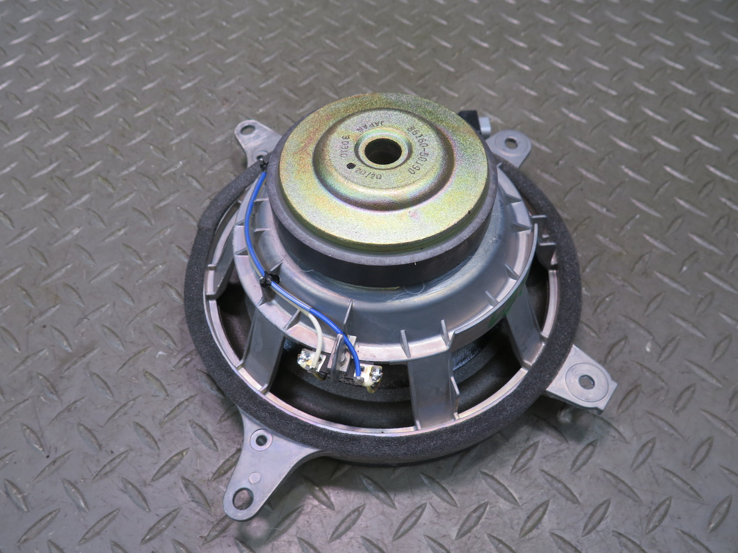 01-06 Lexus UCF30L LS430 Rear Subwoofer Speaker 86160-50190 OEM