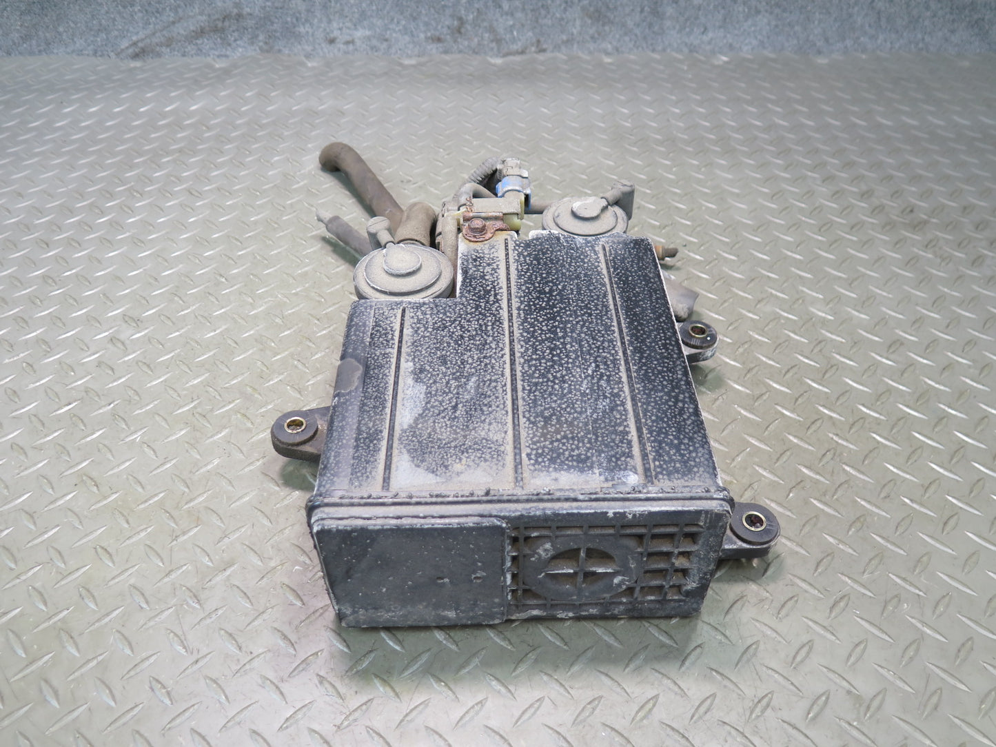 01-06 Lexus UCF30L LS430 Fuel Evap Vapor Charcoal Canister 77740-50091 OEM