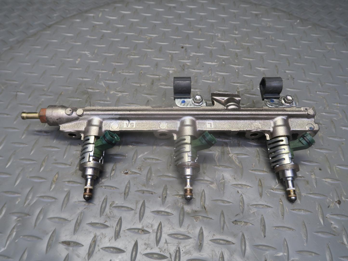 06-13 Lexus GSE20L IS250C Left Side Fuel Rail w Injector Set OEM