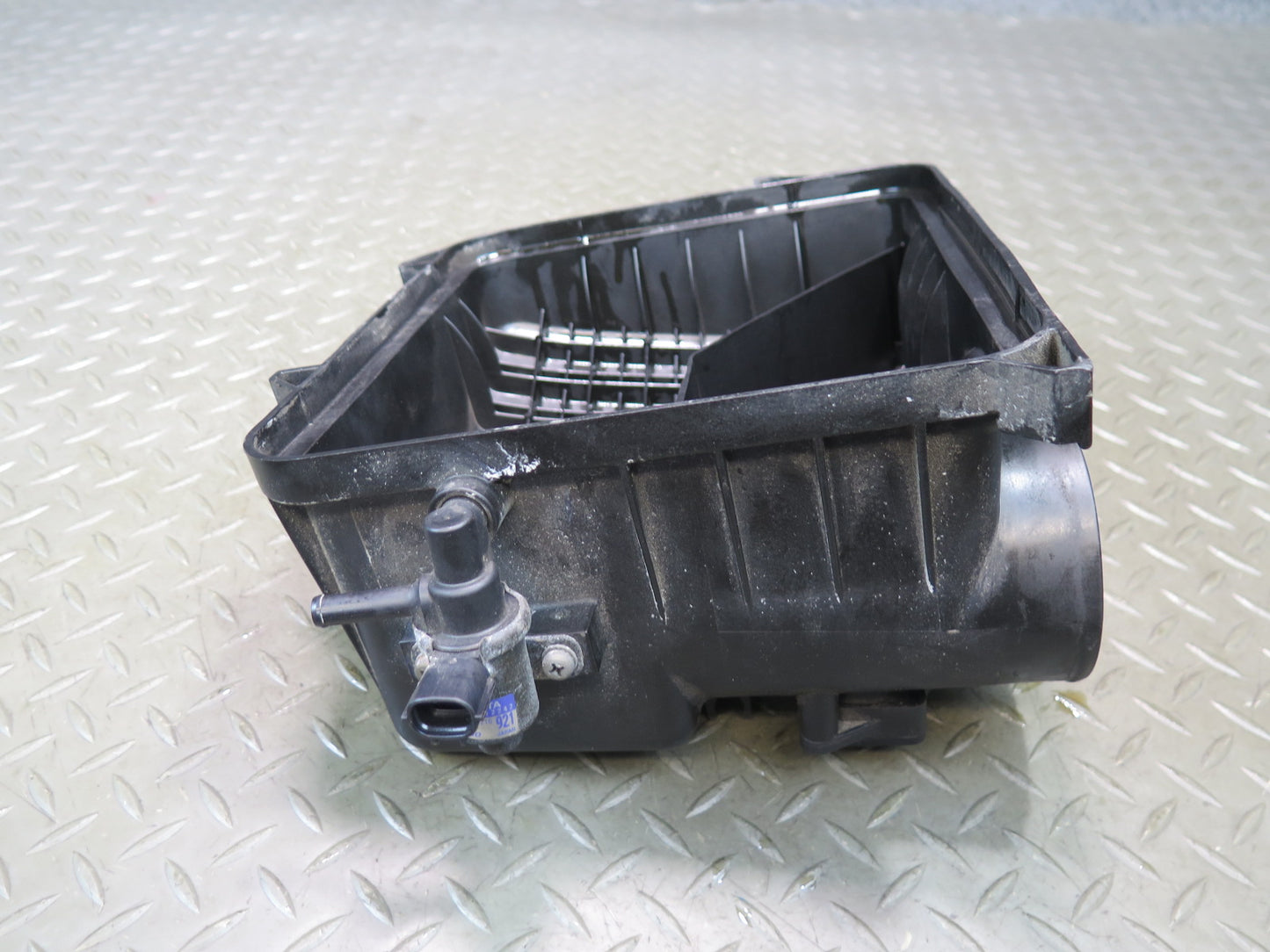 01-06 Lexus LS430 Air Intake Cleaner Filter Box Cover w MAF & Vacuum Switch OEM