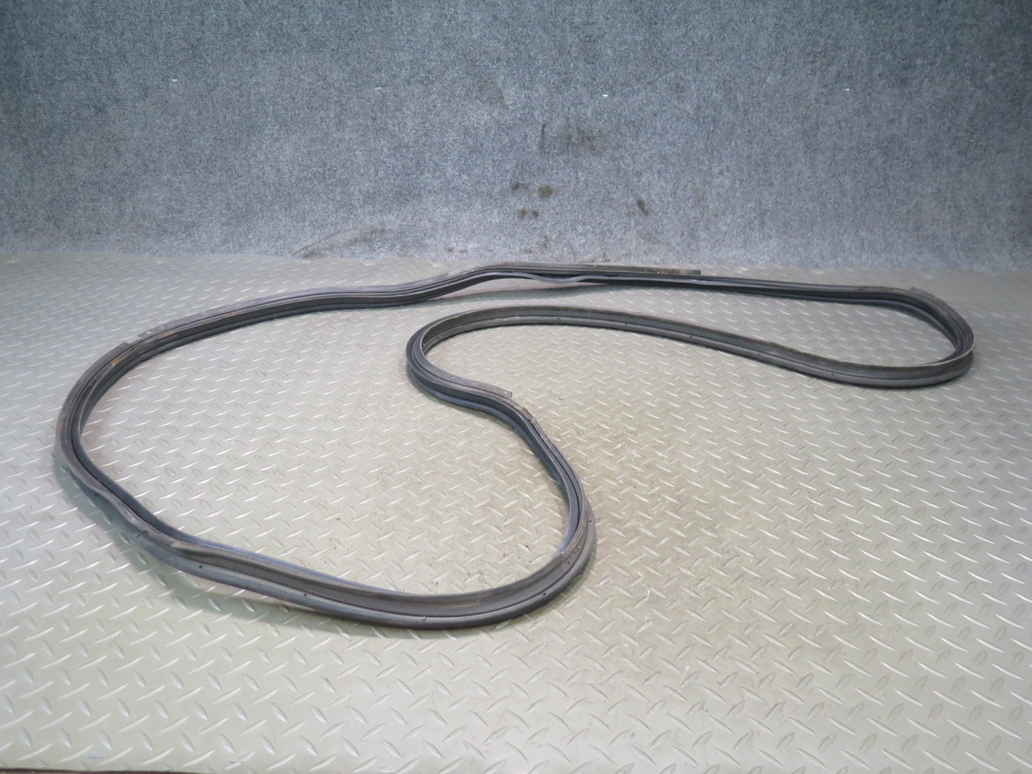 01-06 Lexus UCF30L LS430 Rear Trunk Lid Weatherstrip Rubber Seal OEM