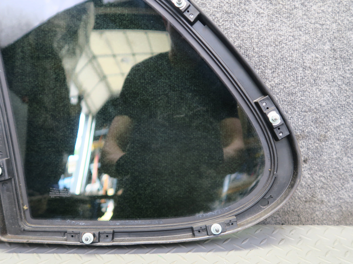2003-2006 Porsche Cayenne 955 Rear Right Quarter Glass Window