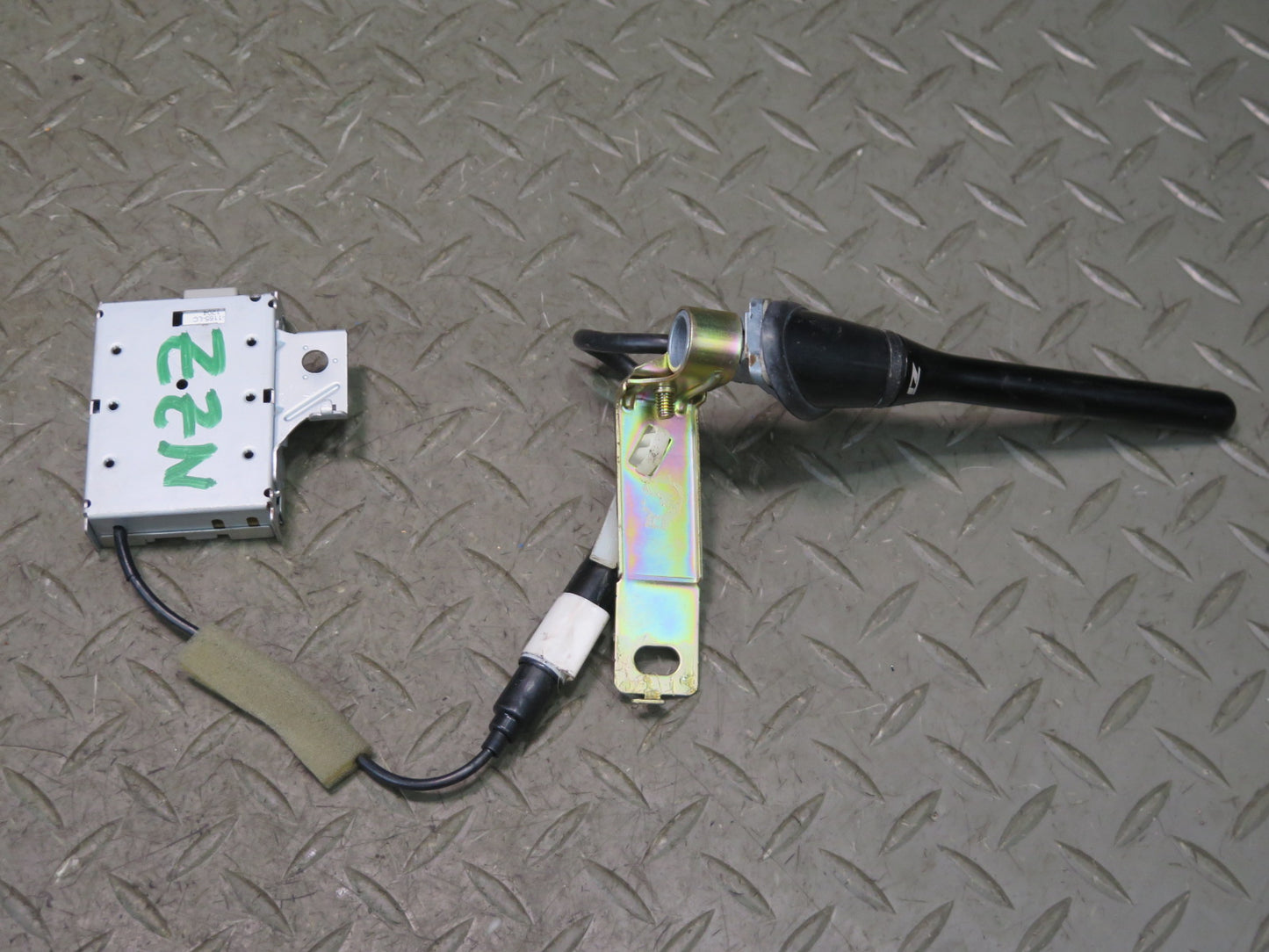 04-09 Nissan Z33 350Z Convertible Radio Antenna w Amplifier Module OEM