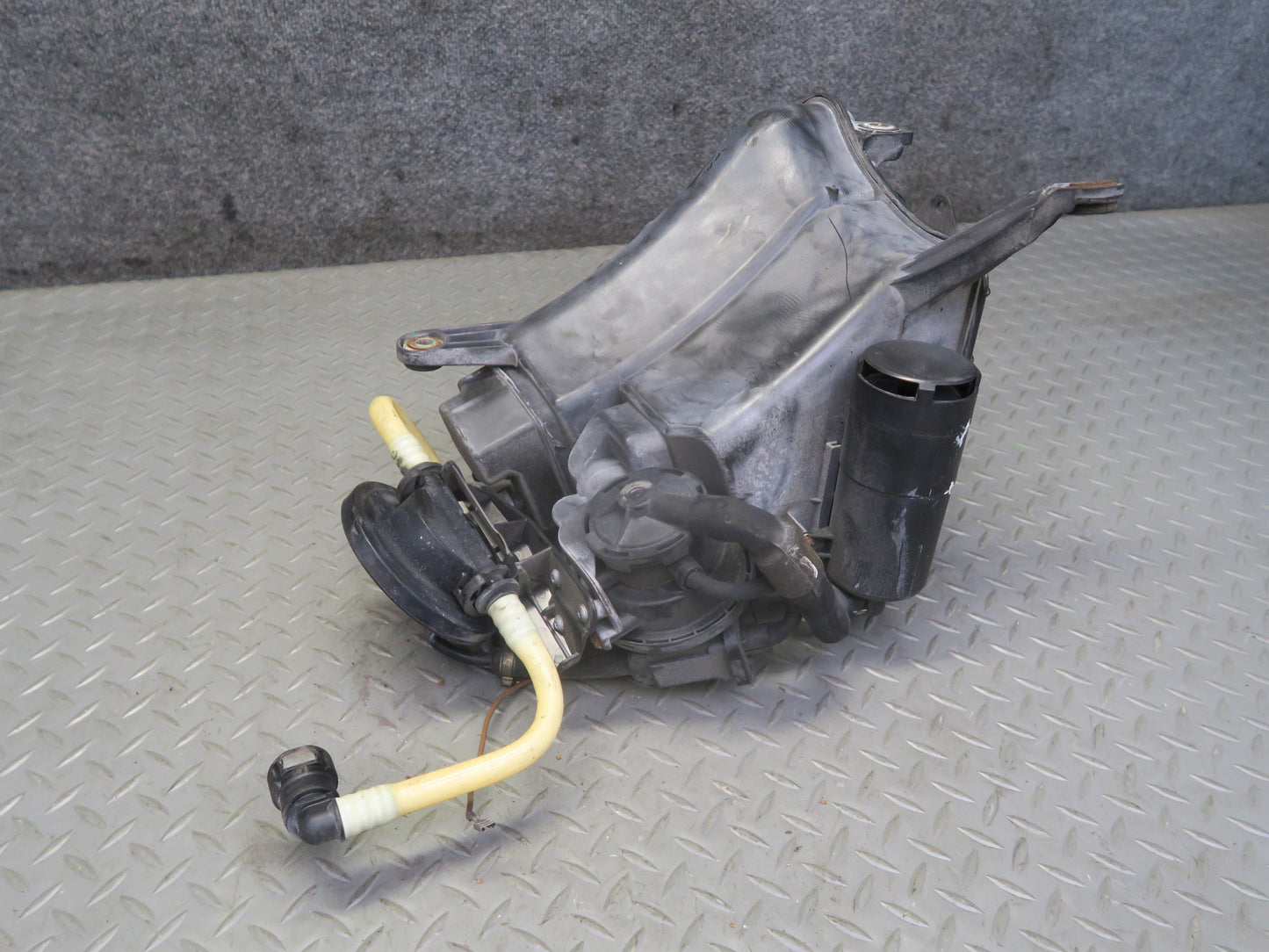 2003-2010 Porsche Cayenne 955 Fuel Evap Vapor Charcoal Canister 7L0201801C