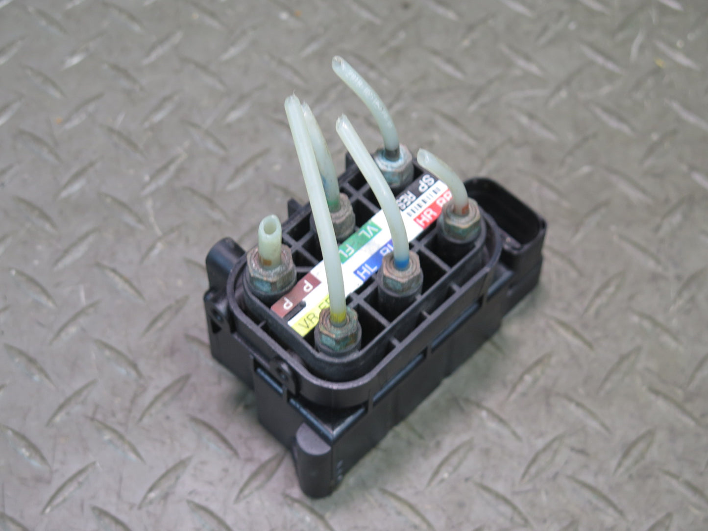 2012-2019 Mercedes X166 GL GLS Air Suspension Valve Block 2123200358