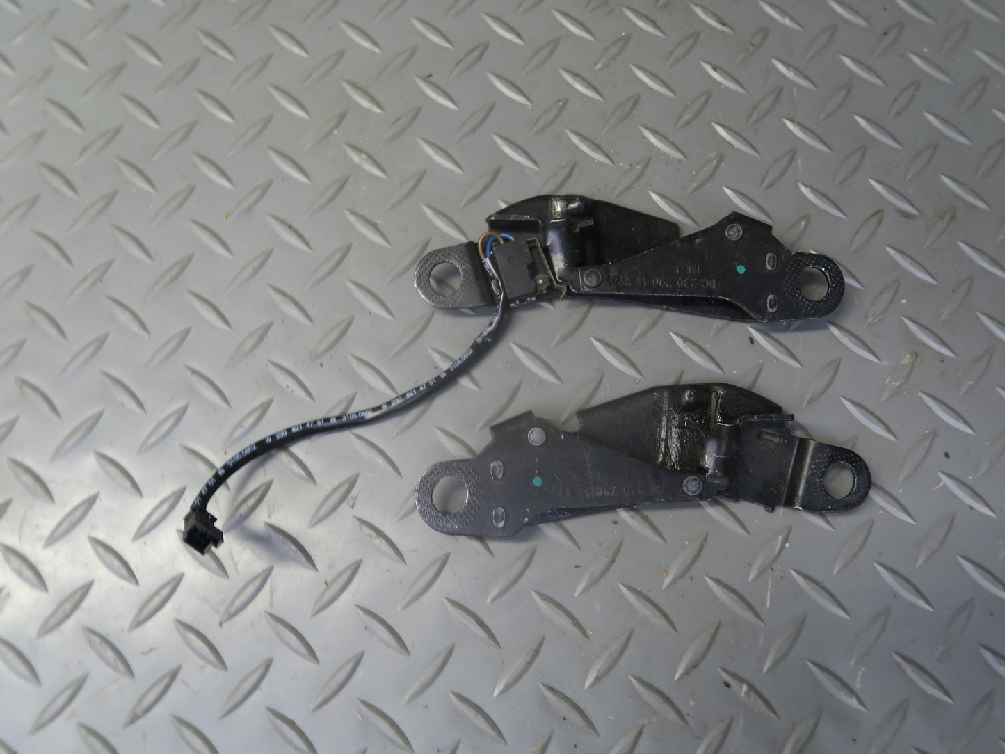 03-12 Mercedes R230 Sl-class Convertible Front TOP Roof Lock Latch w Lines OEM