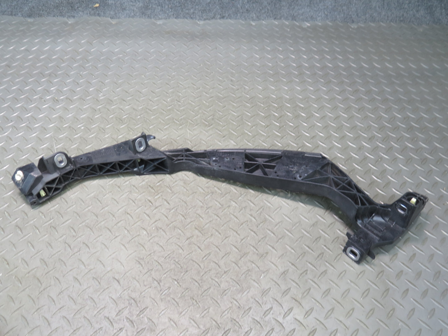 2015-2018 Porsche Macan Engine Radiator Front Right Support Bracket 95B807890C