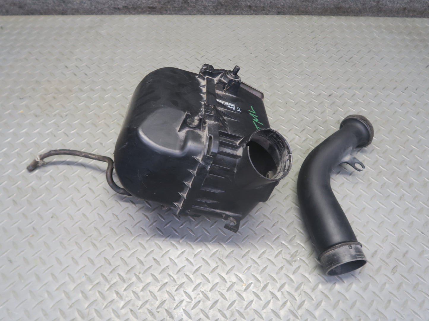 00-05 Toyota MR2 Spyder ZZW30L Air Intake Cleaner Filter Box w Sensor & Pipe OEM