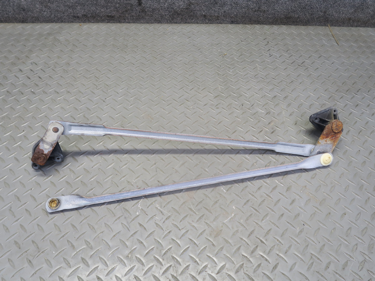 03-06 Chevrolet SSR Front Windshield Wiper Transmission Linkage w Motor OEM