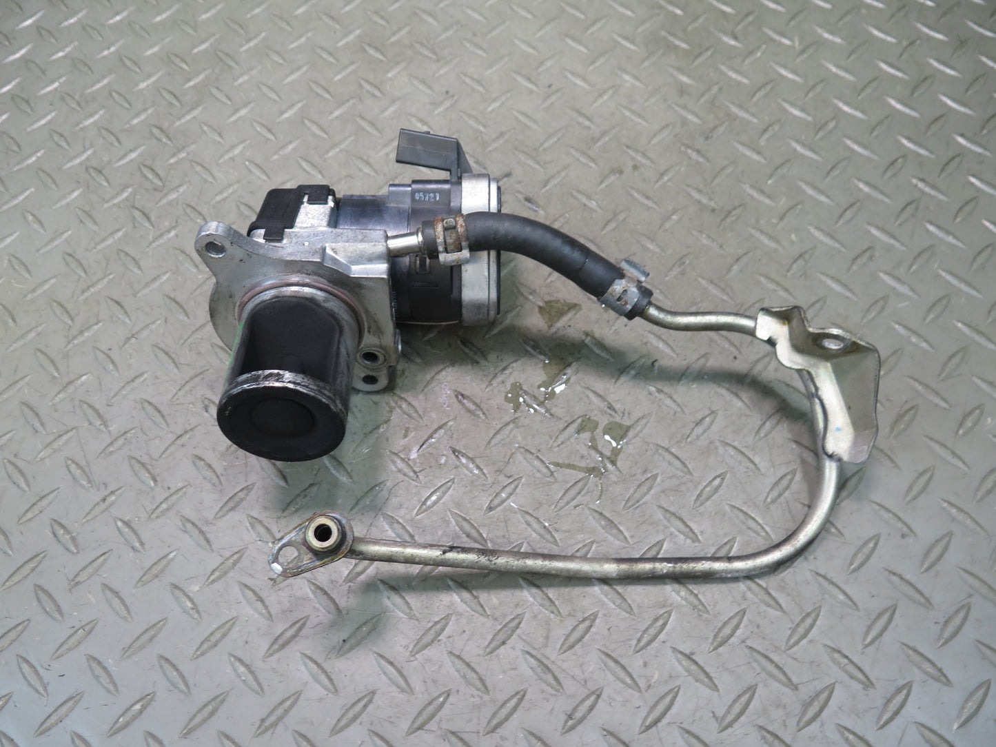 10-11 Mercedes W164 ML350 OM642 Bluetec Diesel EGR Control Valve w Tube OEM