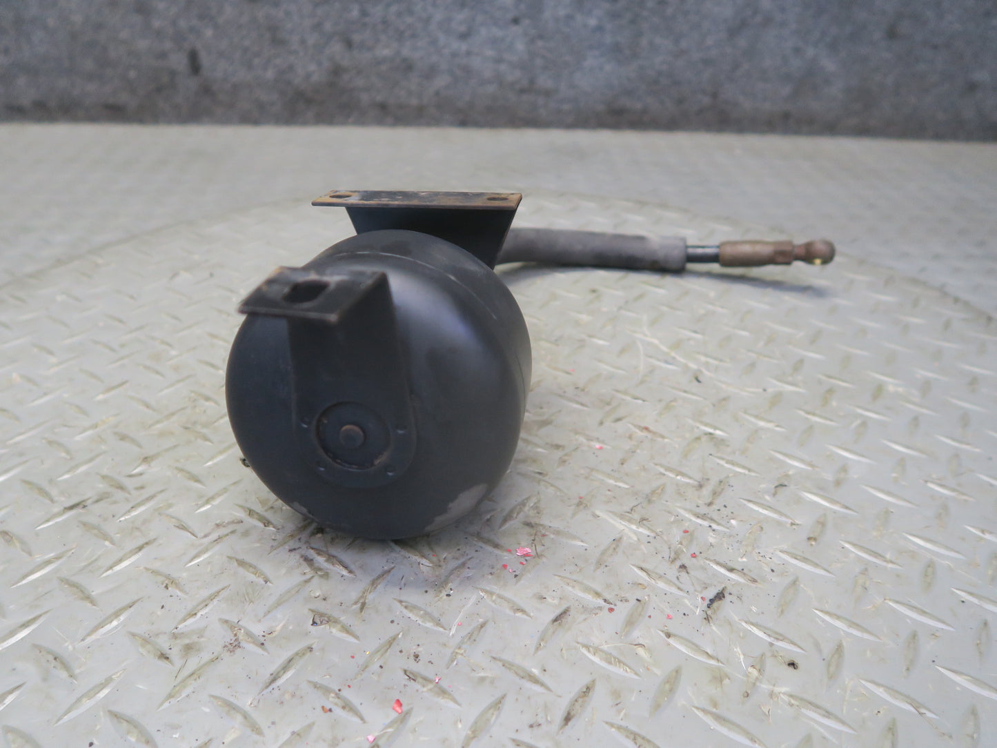 86-91 Mercedes W126 Rear Right Hydraulic Suspension Accumulator Receiver OEM