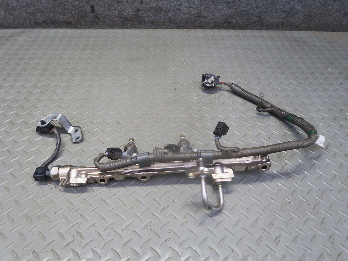15-17 Lexus GSC16L RC350 RC300 2GRFSE Right Side Fuel Rail w Injector Set OEM