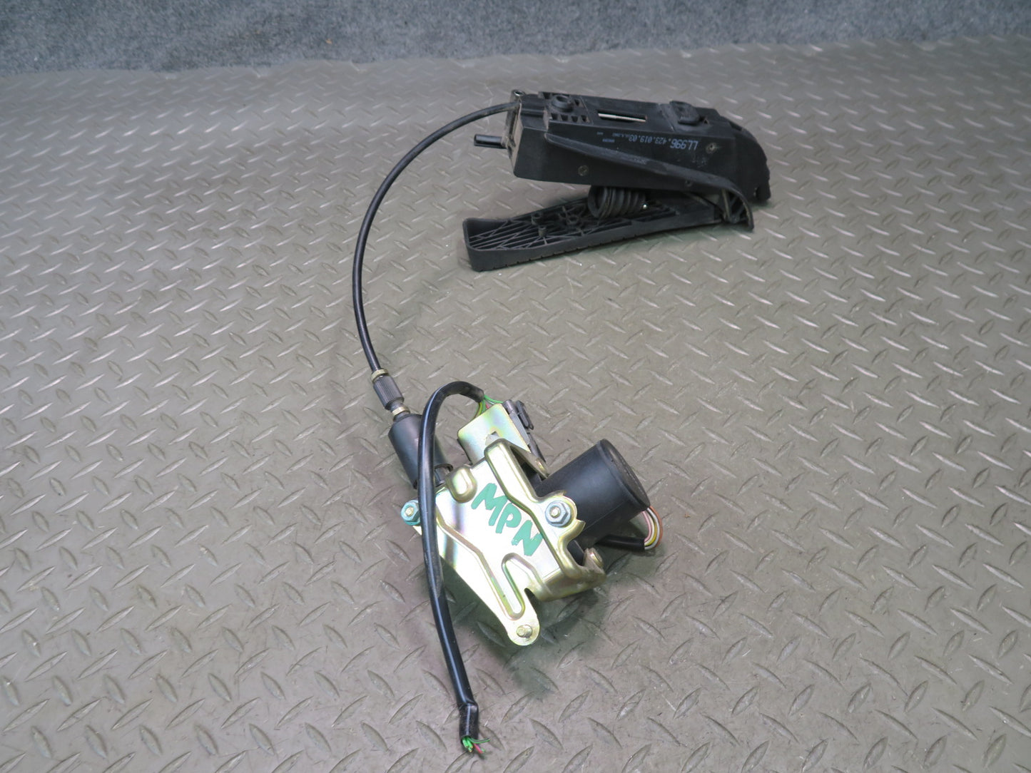 2002-2005 Porsche 911 996 M/T Manual Transmission Gas Acceleration Pedal
