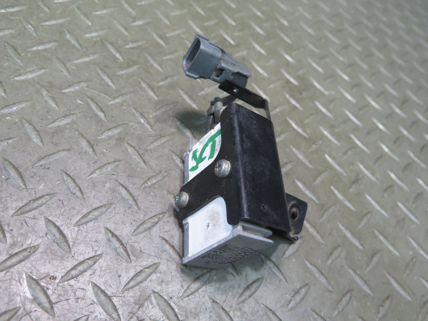 02-10 Lexus UZZ40L SC430 Fuel Pump Resistor Control Module 23080-50120 OEM