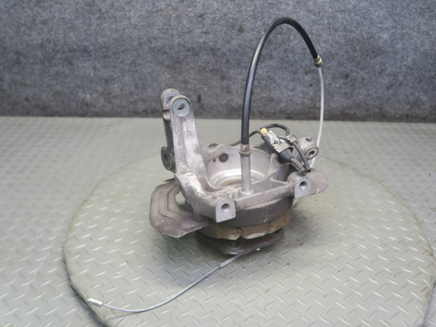 1999-2004 Porsche 911 996 Rear Left Spindle Knuckle Wheel Hub 9633111105