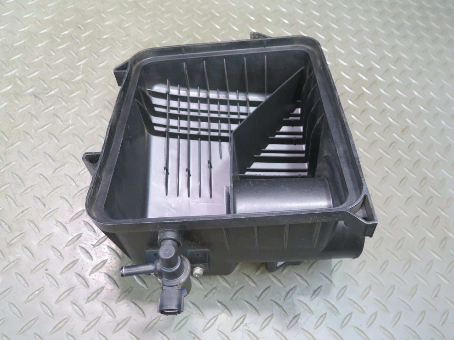 04-06 Lexus UCF30L LS430 Air Intake Cleaner Filter Box w MAF & Vacuum Switch OEM