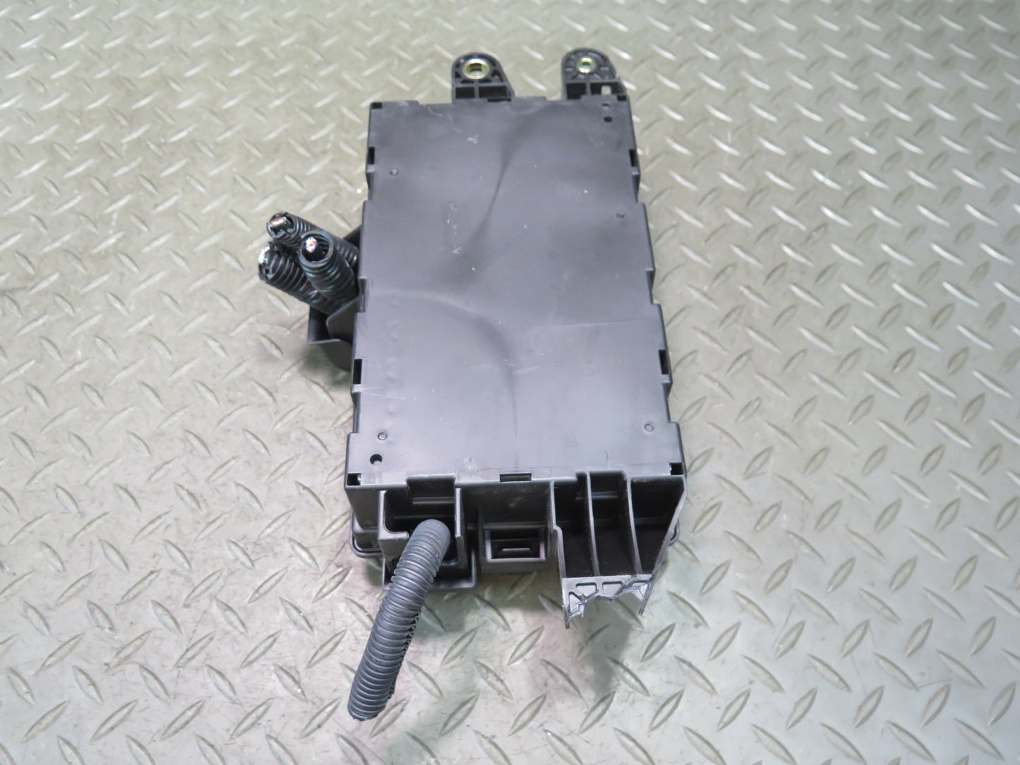 04-06 Lexus UCF30L LS430 Rear Trunk Junction Fuse Relay Box 82670-50080 OEM