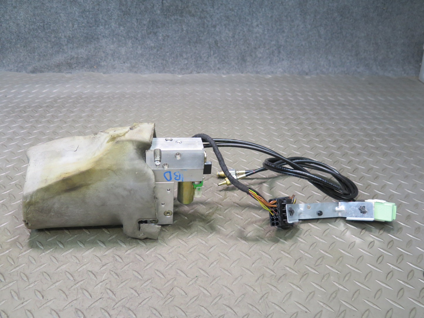 01-06 BMW E46 330ci Convert TOP Roof Hydraulic Pump Motor w Sound Insulation OEM
